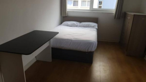 En-suite room in a 2 bedroom apartment with gym, concierge and parking